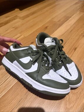Nike Low-Top Sneakers - White & Olive